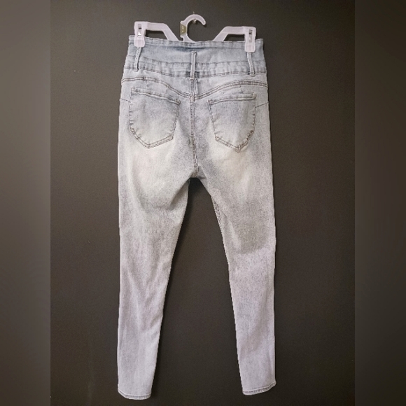 REFUGE DENIM SIZE 9 PUSH-UP WOMEN'S RIPPED JEANS💙 - Picture 2 of 3